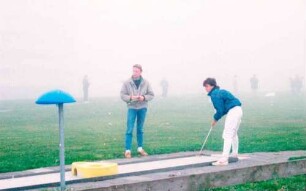 Norderney: Kurgäste im Nebel, beim Kleingolf