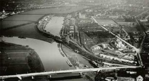 Dresden. Elbe mit Kaditzer Brücke (Flügelwegbrücke) und Alberthafen gegen Großes Ostragehege und Friedrichstadt