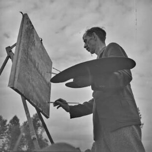 Maler Otto Nagel beim Malen der Spreewaldlandschaft.