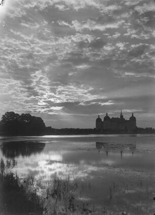 Moritzburg. Schloss Moritzburg bei Sonnenuntergang. Blick über den Schlossteich