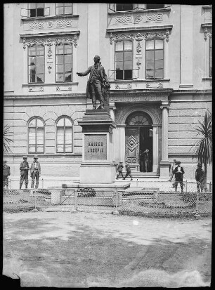 Leitmeritz. Denkmal Kaiser Josef II. : Leitmeritz. Denkmal für Kaiser Joseph II. vor der Staats-Realschule