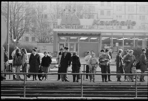 Menschen an der Straßenbahnhaltestelle