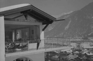 Mittenwald: Balkonzimmer eines Hauses am Hang