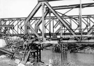 Zerstörte Eisenbahnbrücke Mülheim-Duisburg/Ruhr
