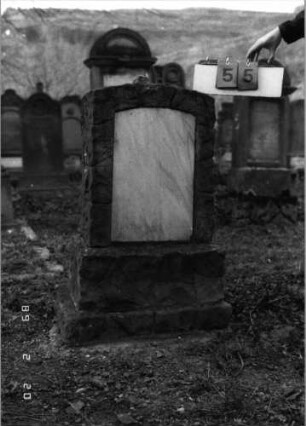 Grabstein 55 (Index: 99798606) Material: Sandstein, Schriftplatte Marmor Zustand: gut Maße HxBxT: 102x50x23 cm Beschreibung: Stele, rustica mit Segmentbogenabschluß, Schriftplatte, Sockel Besonderheit: Schriftplatte unbeschrieben: Grabstein 55