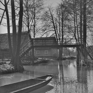Landschaftsbild. Frühling im Spreewald. Die Wiesen sind überschwemmt. Blick auf ein Gehöft. : Wobraz krajiny. Nalěćo w Błótach. Łuki su přepławjene. Pohlad na statok.