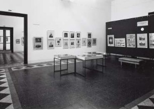 Seitenkabinett mit Fotografien von Hermann Krone