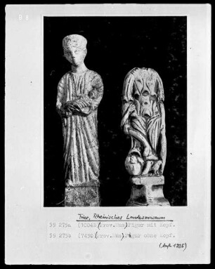 Eine Statuette mit und eine ohne Kopf