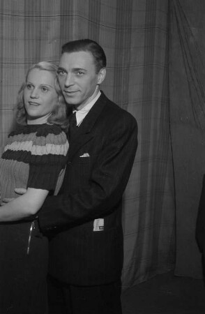 Aufnahmen aus dem literarischen Kabarett "Schall und Rauch" in Berlin, November 1946. Mit Lilli Schubert, Wolfgang E. Parge, A. W. Neubert u. a.