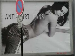 Werbeposter nahe Champs Elysees