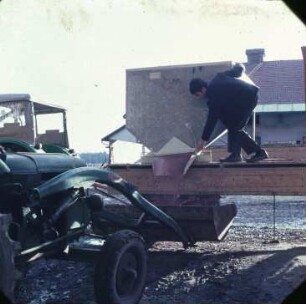 Fotografie: Mineraldünger, Transport, Container, Zweiachsanhänger, Be- und Entladen