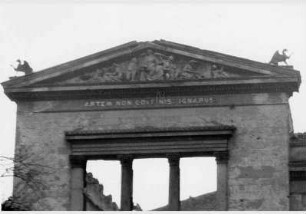 Blick auf die zerstörte Fassade des Neuen Museums