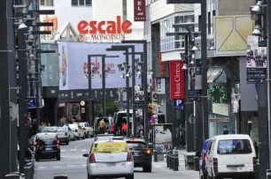 Andorra la Vella - Straßenverkehr : Autoverkehr in einer engen Geschäftsstraße, aufgenommen im Geschäftszentrum der Hauptstadt Andorra la Vella am 17. April 2012