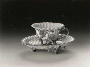 Tasse und Untertasse (China, 1723/1735, Regierungsperiode Yongzheng; Porzellan, Aufglasurmalerei; Höhe ca. 4 cm (Tasse), Durchmesser ca. 11 cm (Untertasse); Staatliche Kunstsammlungen Dresden (SKD)