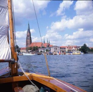 Schleswiger Dom : Schleswig. Blick über die Ostseeförde zum Dom St. Petri