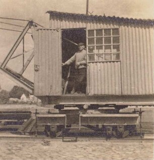 Meißen, Kranführer in einem elektrischen Kran an der Elbe