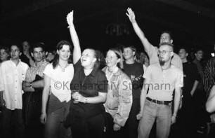 Schützenverein: Männerversteigerung: Exer, Festzelt: Publikum, zwei Personen beim Bieten: 26. Juli 1998