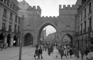 München: Karlstor mit Blick in die Neuhauser Straße