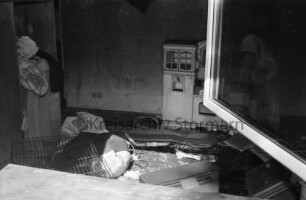 Brand: Einfamilienhaus: Blick in Zimmer: angefüllt mit Müll: 2. Juni 1999