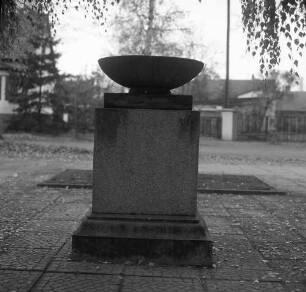 Denkmal für die Verfolgten des Naziregimes. VdN-Denkmal mit Flammenschale. Granit. Nach 1945. Rückseite. Fredersdorf-Vogelsdorf, Platz vor dem Rathaus