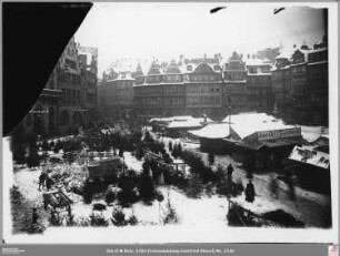 Weihnachtsmarkt auf dem Römerberg von Südwesten, im Hintergrund Römerberg 36, 34 und 32 sowie Markt 46