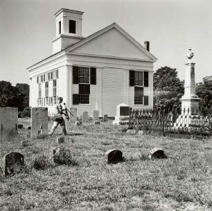 Kirche mit Friedhof und dem Fotografen Alec Steiger