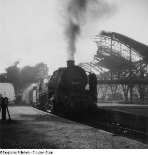 Leipzig. Hauptbahnhof. Personenzuglokomotive 39 211 (Borsig um 1922) vor der zerstörten Halle