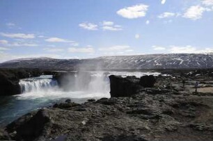 Godafoss-Wasserfall bei Akureyri : Der Godafoss-Wasserfall ("Götter"-Wasserfall) ist hundert Meter breit und fällt 11 Meter tief herab. Aufgenommen am 20. Mai 2012 in der Nähe von Akureyri