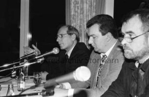 Besuch durch Bundesminister für Verkehr Reinhard Klimmt: mit Ortsvorsitzendem der SPD Uwe Teut und Landtagsabgeordnetem der SPD Konrad Nabel am Tisch vor Mikrofonen: 13. Januar 2000