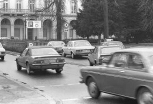 Autoverkehr in der Innenstadt am ersten verkaufsoffenen Samstag im Advent