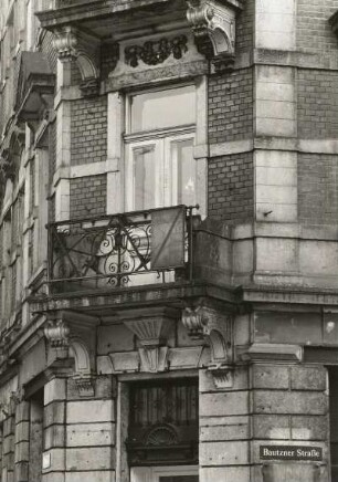 Dresden-Neustadt, Löwenstraße 9/11 / Ecke Bautzner Straße. Doppelwohnhaus mit Ladeneinbauten (um 1895). Eckbalkon (Nr. 11, 1. Obergeschoß)