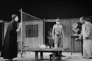 Szenenbilder aus "Hirse für die Achte", altes chinesisches Volksstück mit N. Christian, R. Schelcher, H. Schubert, L. M. Weber, J. Kamper, F. Düren, F. Gnaß, Berliner Ensemble, 1954