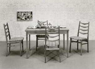 Eßtisch : Wohnzimmermöbel. Eßtisch und vier Stühle (1975)