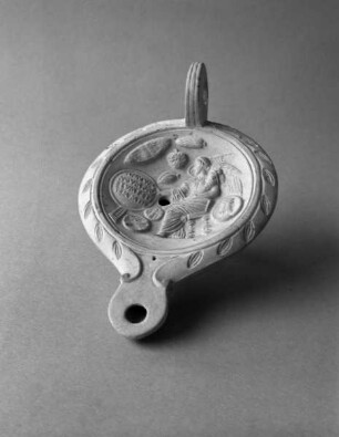Bildlampe mit Reliefdarstellung der Victoria