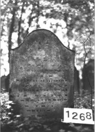 Grabstein 1268 (Index: 99900095) Material: Sandstein Zustand: fast völlig verwittert Maße HxBxT: 73x52x5 cm Beschreibung: Stele mit Konvexbogenabschluss Besonderheit: vermutete Identifizierung nach Gräberverzeichnis und Sterberegister: Grabstein 1268
