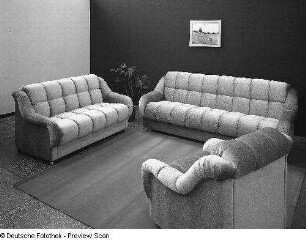 Sitzgruppe Desiree : Suhl. VEB Thüringer Möbelkombinat Suhl. Hausmesse, 1983. Sitzgruppe Desiree. Holz, Polsterung mit Mischgewebebezug (1983; VEB Möbelwerke Erfurt)