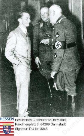 Goebbels, Joseph Dr. phil. (1897-1945) / Porträt im Gespräch, Gruppenaufnahme, Ganzfiguren / v. l. n. r.: Joseph Goebels, Prinz Philipp v. Hessen (* 1892) und Hanns Kerrl (1887-1941), preußischer Justizminister