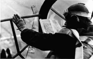 Ostfront [am Don, Ukraine]: Rumänischer Pilot mit Karte in Flugzeugkanzel