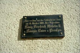 Tafel an einem Haus in der Marktstr.: "Hier weilten vor der Schlacht bei Jena am 10. Oktober 1806 Ihre Majestäten König Friedrich Wilhelm III. u. Königin Luise von Preußen"