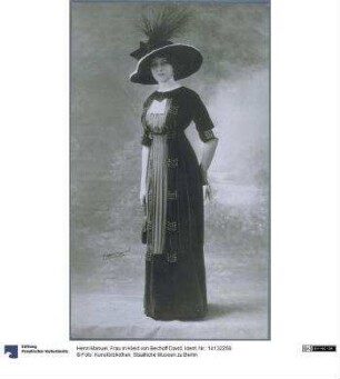 Frau in Kleid von Bechoff David