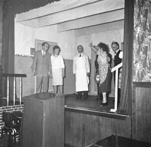 Laienspielbühne Oststeinbek: Behns Gasthof: Saal: Aufführung der niederdeutschen Komödie "Sluderkram in't Treppenhus": Blick auf die Bühne mit Peter Balzereit, Gudrun Kahlbohm, Max Schellhorn, Karl Adolphi und Erna Wehner