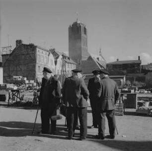 Stralsund. Apollonienmarkt, im Hintergrund Turm der St.-Jakobi-Kirche