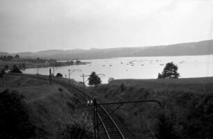 Thüringen. Blick von einer Brücke auf einen Geländeeinschnitt mit elektrifizierter eingleisiger Eisenbahnstrecke an der Bleilochtalsperre bei Saalburg-Ebersdorf (Bahnstrecke Schleiz–Saalburg)