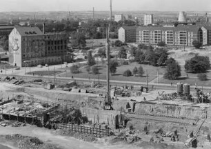 Dresden. Blick vom Studentenhochhaus an der Christianstraße nach Südwesten über die Baustelle der Prager Straße, links das Hotel Excelsior, auf die Hochhäuser an der Falkenbrücke und den Kühlturm des Neuen E-Werkes an der Brücke der Jugend : Dresden, Blick über die Baustelle Prager Straße