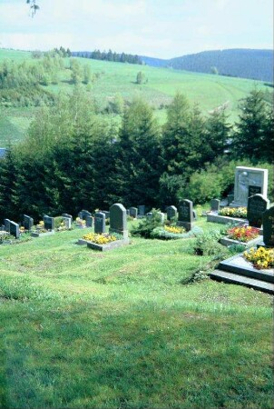 Dorffriedhof in steiler Hanglage