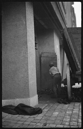 Kohlenhändler beim Entladen