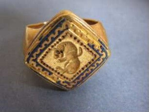 Goldring mit Siegelbild: Löwe