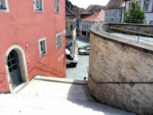 Stadtkirche-Kirchhof im Süden mit Kirchhofmauer (Substruktion Futtermauer) sowie Aufgangstreppe aus der Stadt