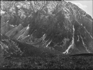 Gebirge : Blick von einer Wiese auf ein Gebirge