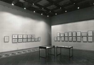 Ausstellung "Kunst - Wirklichkeiten. Erhart Kästner - Bibliothekar, Schriftsteller, Sammler", 08.05.-03.07.1994. Dresden: Albertinum, Seitenkabinett. Raumaufnahme
